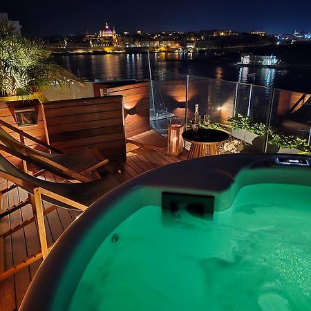 Unique Seafront Triplex Penthouse With Panoramic Bedroom & Rooftop Jacuzzi Overlooking Valletta Sliema Exteriér fotografie