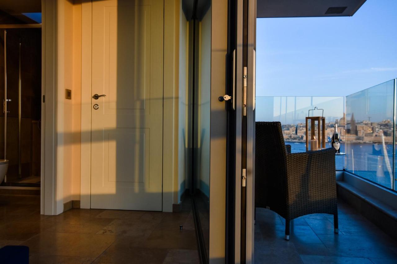 Unique Seafront Triplex Penthouse With Panoramic Bedroom & Rooftop Jacuzzi Overlooking Valletta Sliema Exteriér fotografie