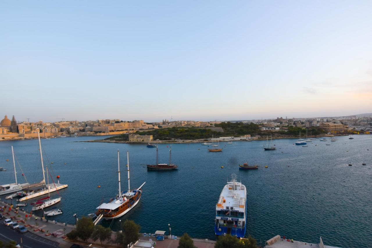 Unique Seafront Triplex Penthouse With Panoramic Bedroom & Rooftop Jacuzzi Overlooking Valletta Sliema Exteriér fotografie