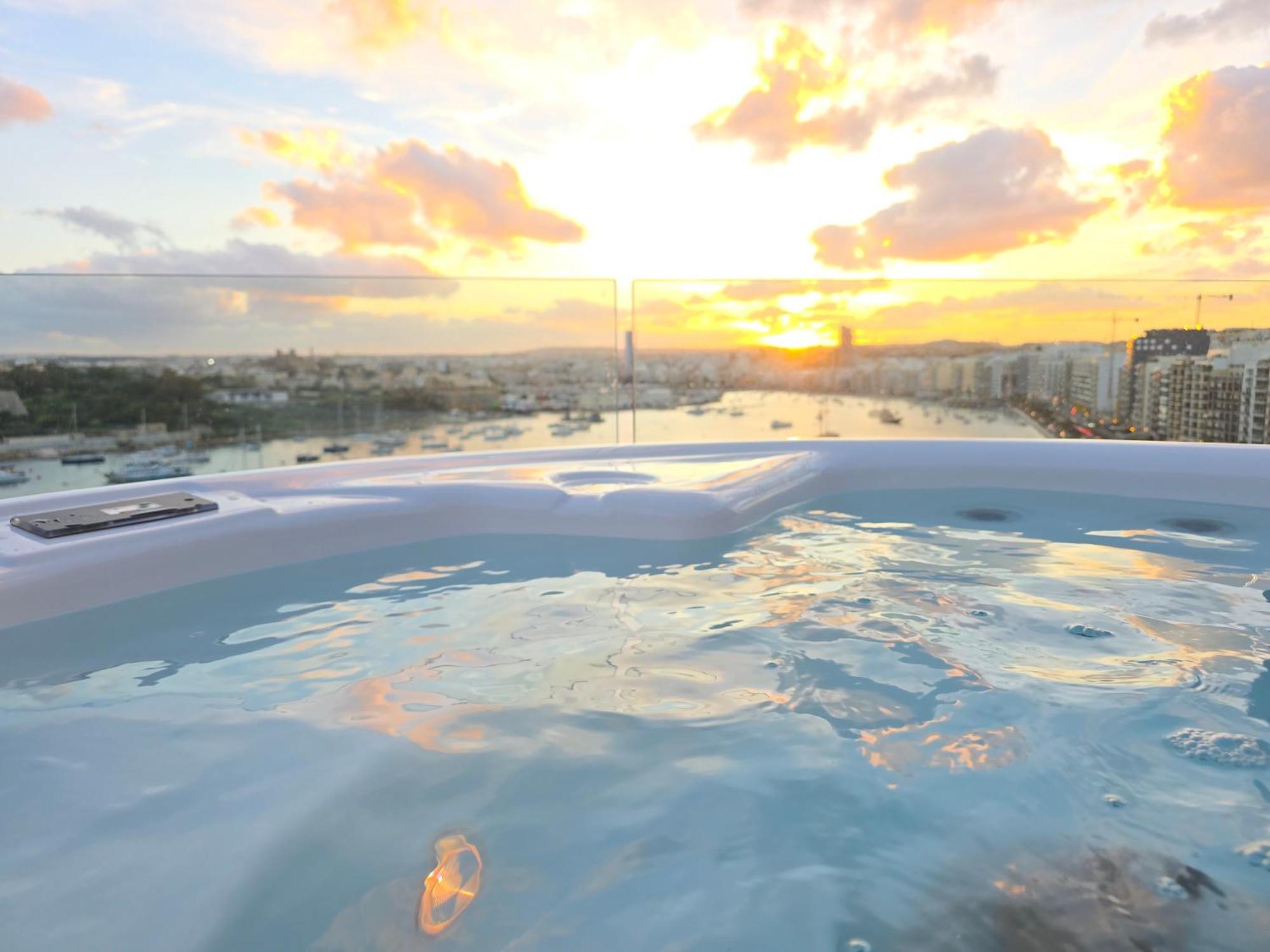 Unique Seafront Triplex Penthouse With Panoramic Bedroom & Rooftop Jacuzzi Overlooking Valletta Sliema Exteriér fotografie
