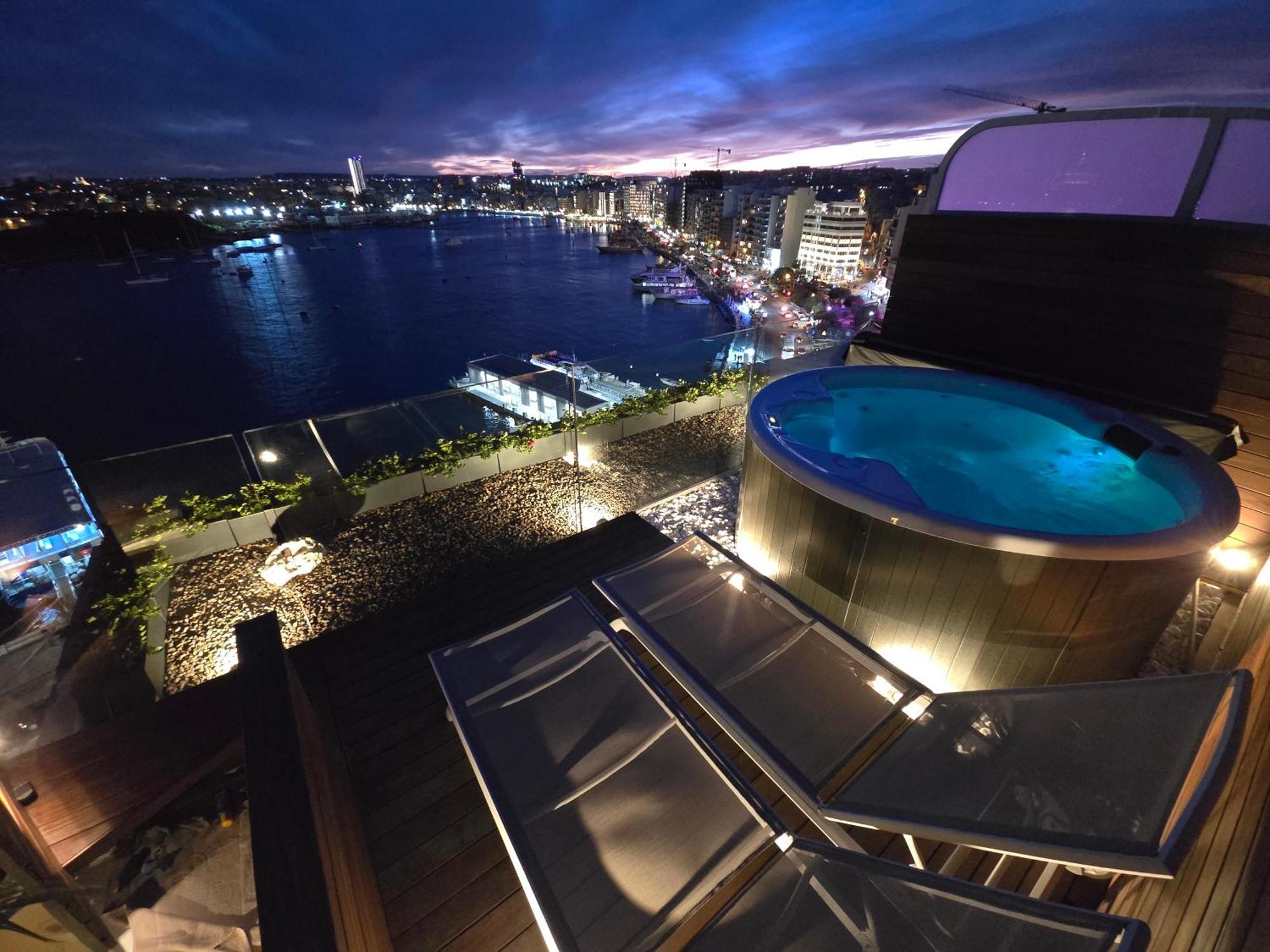 Unique Seafront Triplex Penthouse With Panoramic Bedroom & Rooftop Jacuzzi Overlooking Valletta Sliema Exteriér fotografie