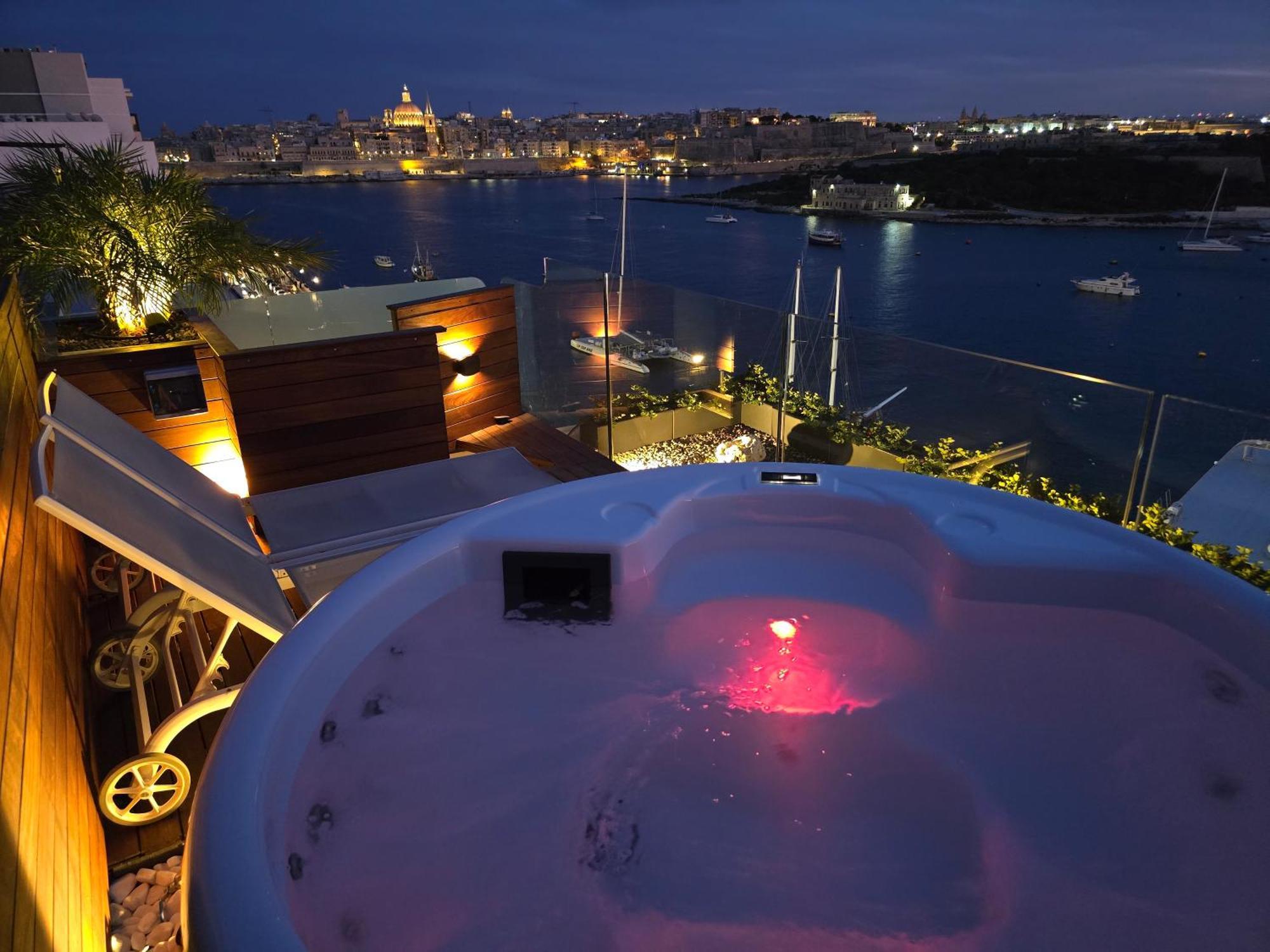 Unique Seafront Triplex Penthouse With Panoramic Bedroom & Rooftop Jacuzzi Overlooking Valletta Sliema Exteriér fotografie