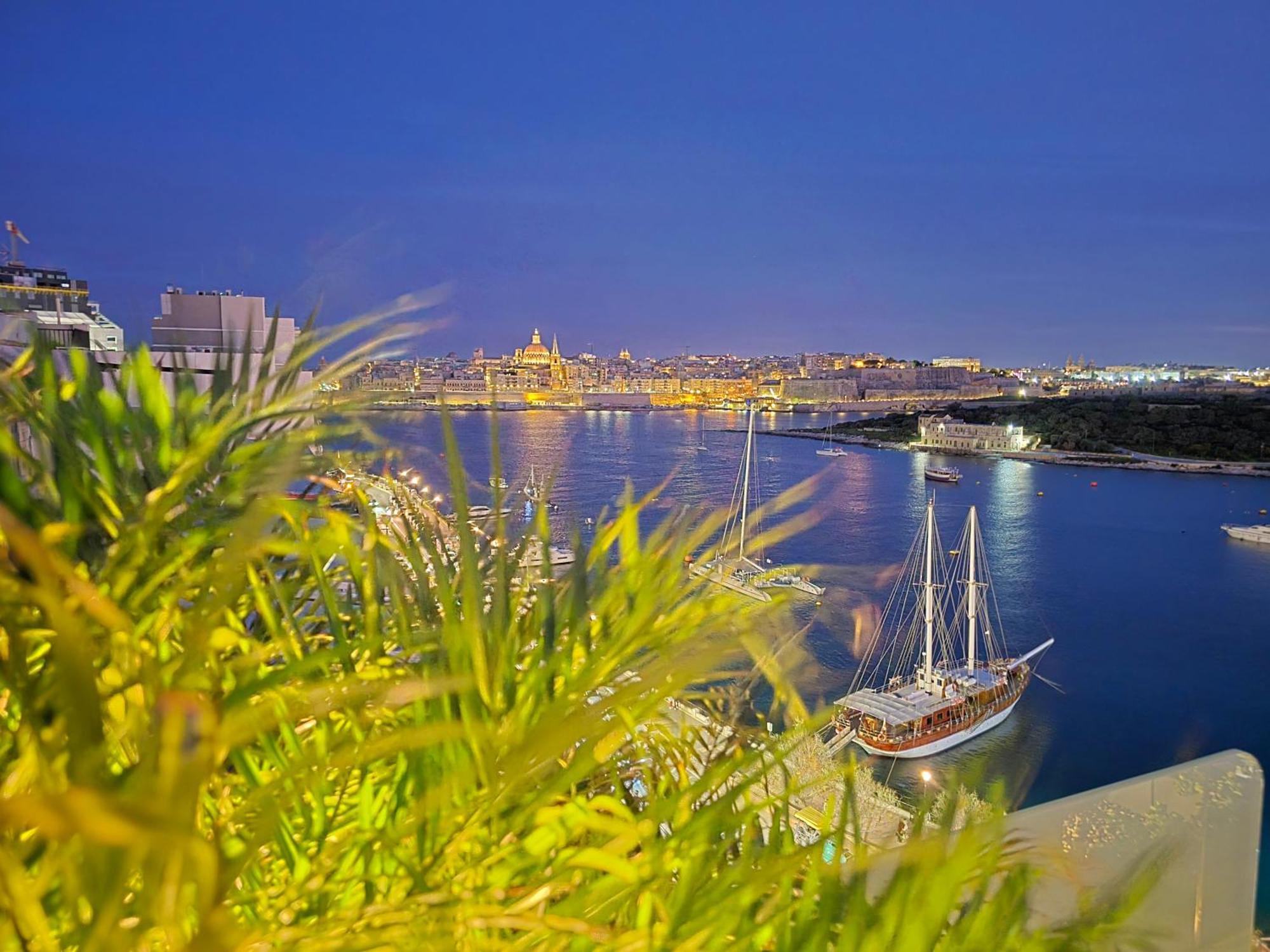 Unique Seafront Triplex Penthouse With Panoramic Bedroom & Rooftop Jacuzzi Overlooking Valletta Sliema Exteriér fotografie