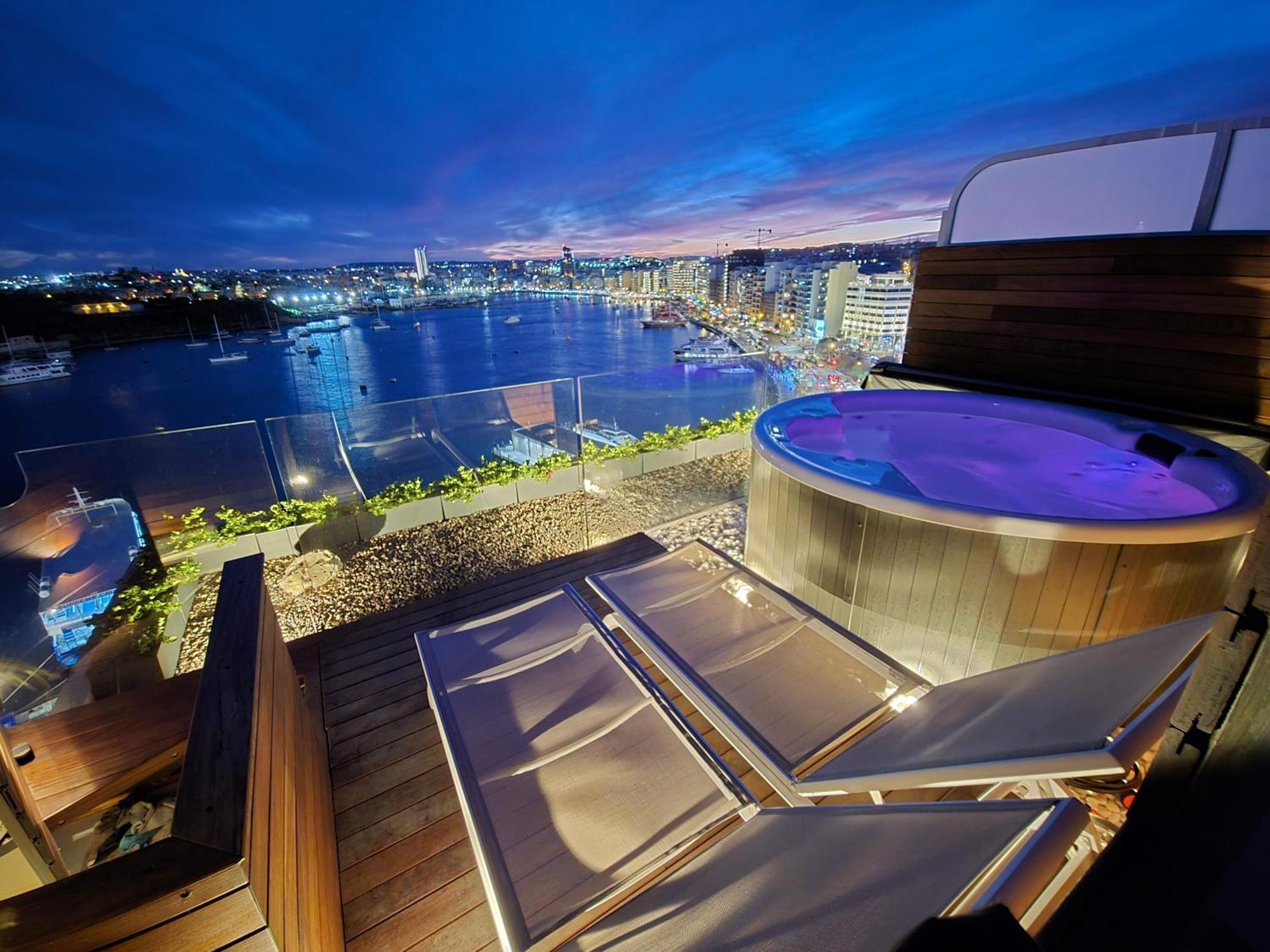 Unique Seafront Triplex Penthouse With Panoramic Bedroom & Rooftop Jacuzzi Overlooking Valletta Sliema Exteriér fotografie