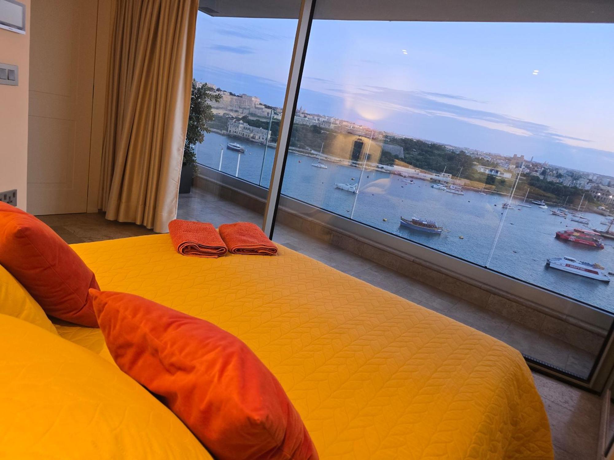 Unique Seafront Triplex Penthouse With Panoramic Bedroom & Rooftop Jacuzzi Overlooking Valletta Sliema Exteriér fotografie
