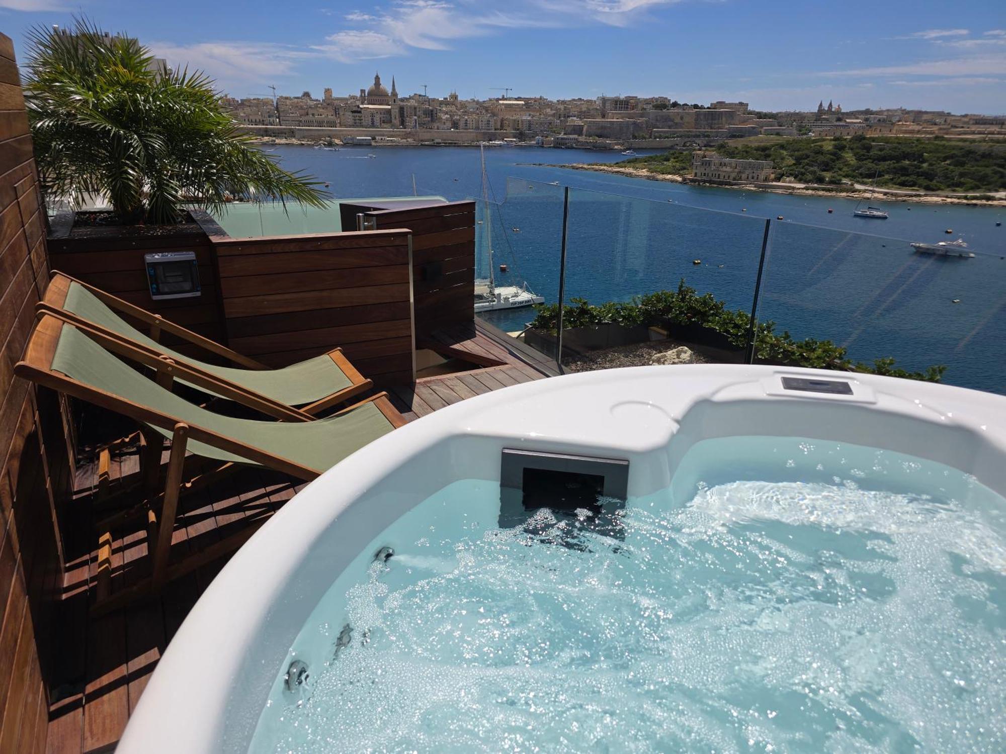 Unique Seafront Triplex Penthouse With Panoramic Bedroom & Rooftop Jacuzzi Overlooking Valletta Sliema Exteriér fotografie