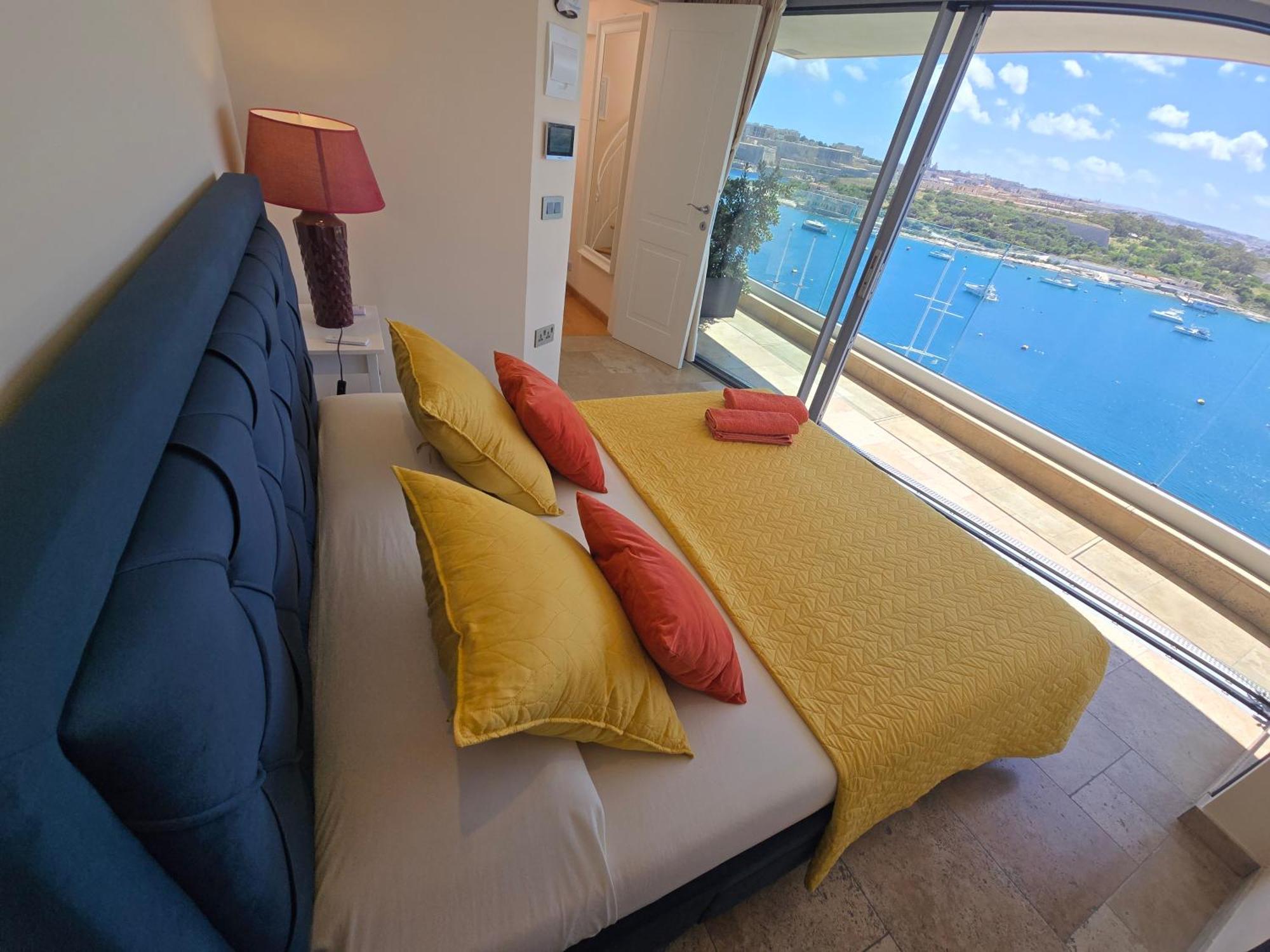 Unique Seafront Triplex Penthouse With Panoramic Bedroom & Rooftop Jacuzzi Overlooking Valletta Sliema Exteriér fotografie