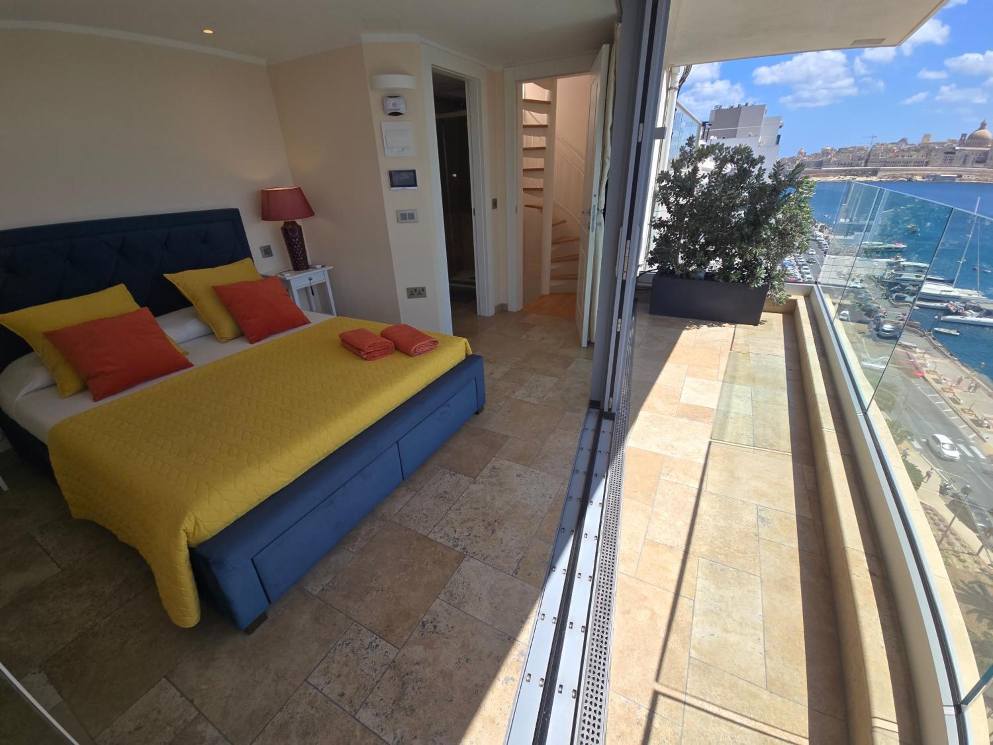Unique Seafront Triplex Penthouse With Panoramic Bedroom & Rooftop Jacuzzi Overlooking Valletta Sliema Exteriér fotografie