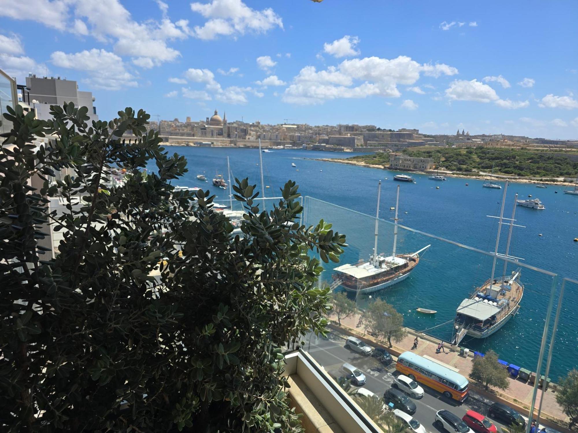 Unique Seafront Triplex Penthouse With Panoramic Bedroom & Rooftop Jacuzzi Overlooking Valletta Sliema Exteriér fotografie