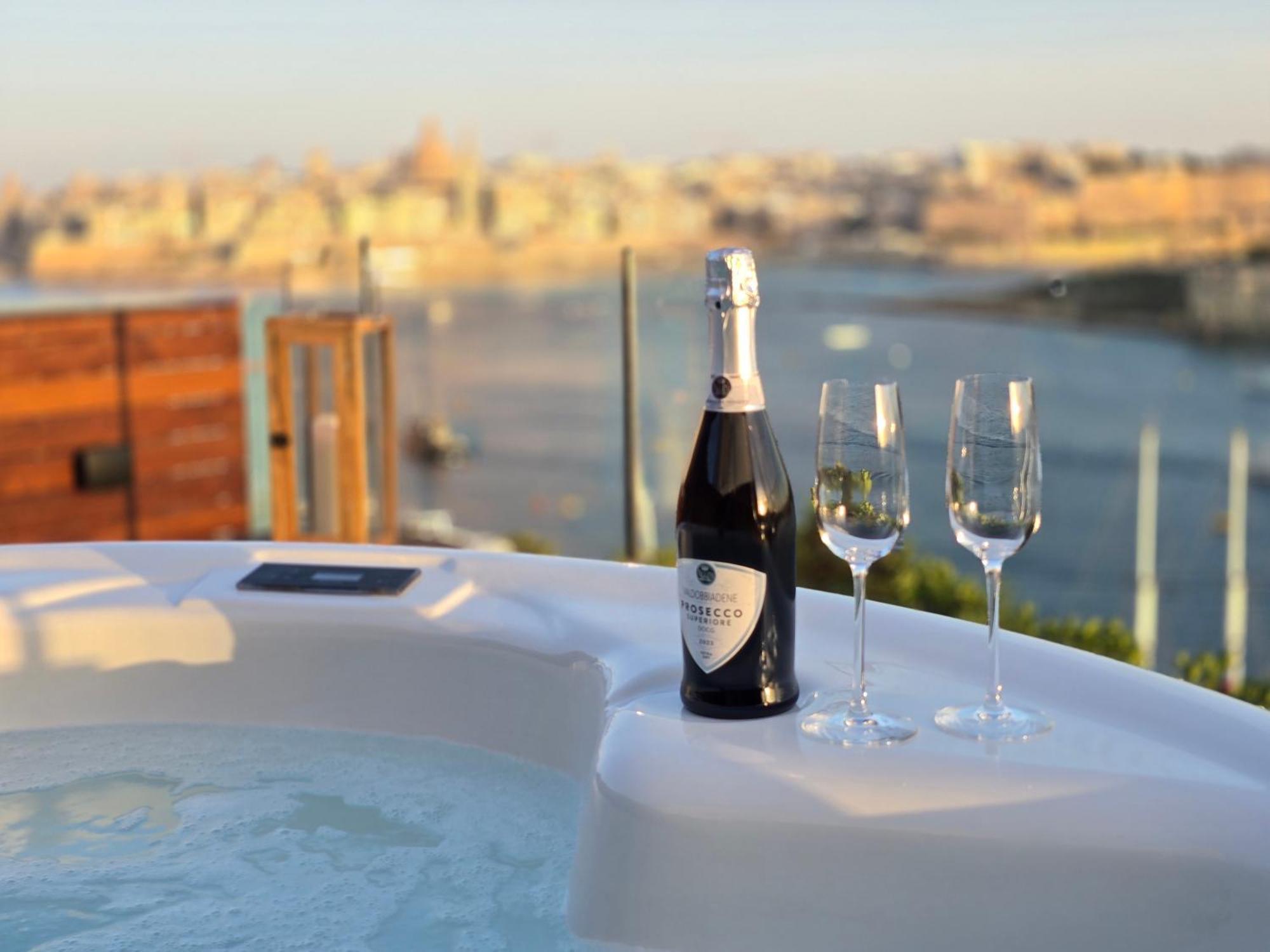 Unique Seafront Triplex Penthouse With Panoramic Bedroom & Rooftop Jacuzzi Overlooking Valletta Sliema Exteriér fotografie