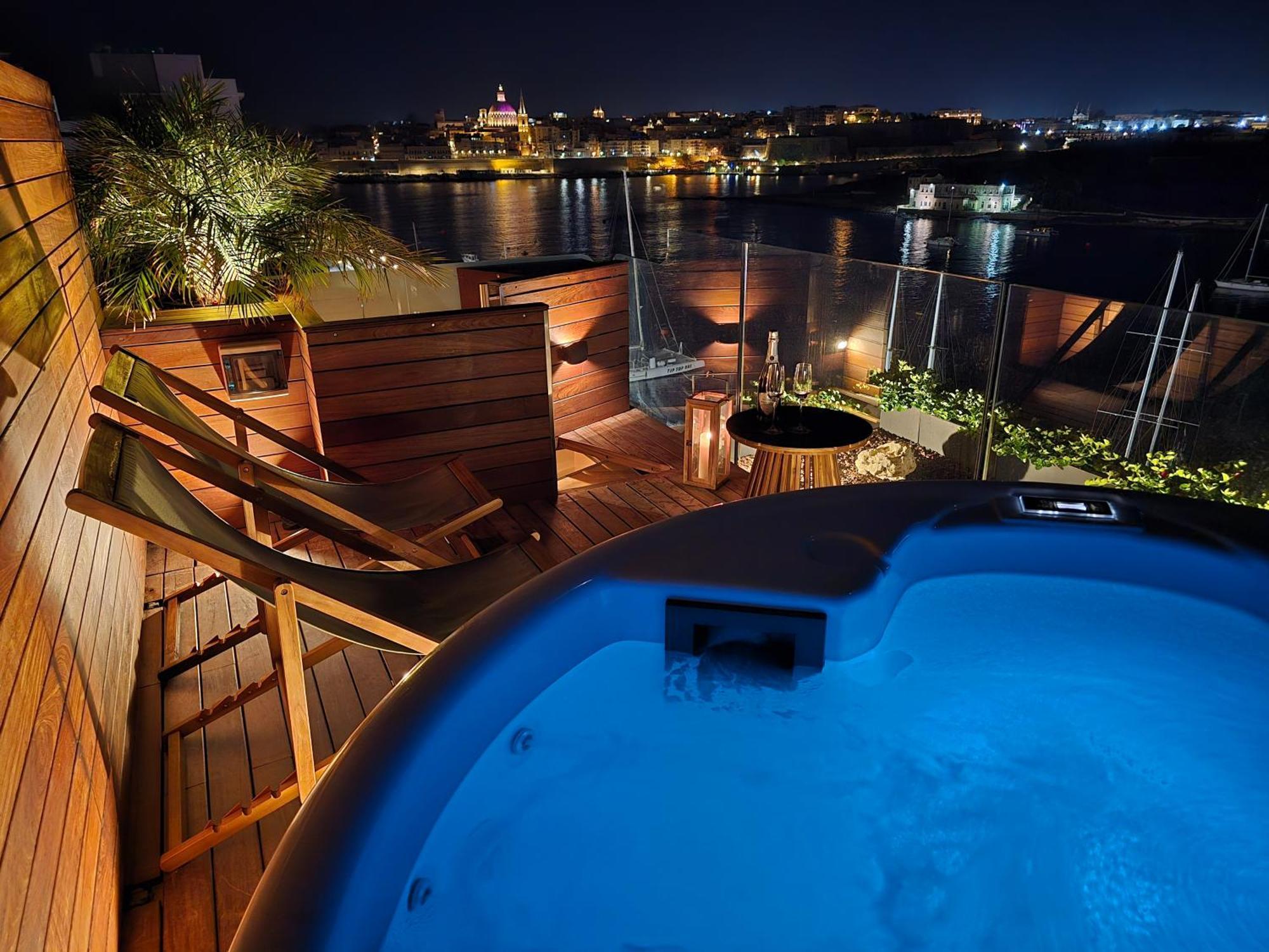 Unique Seafront Triplex Penthouse With Panoramic Bedroom & Rooftop Jacuzzi Overlooking Valletta Sliema Exteriér fotografie