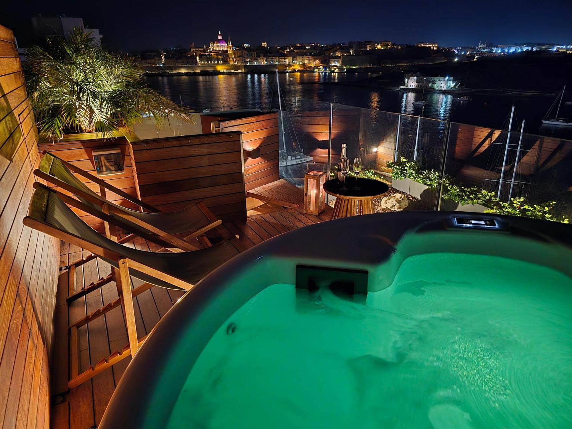 Unique Seafront Triplex Penthouse With Panoramic Bedroom & Rooftop Jacuzzi Overlooking Valletta Sliema Exteriér fotografie