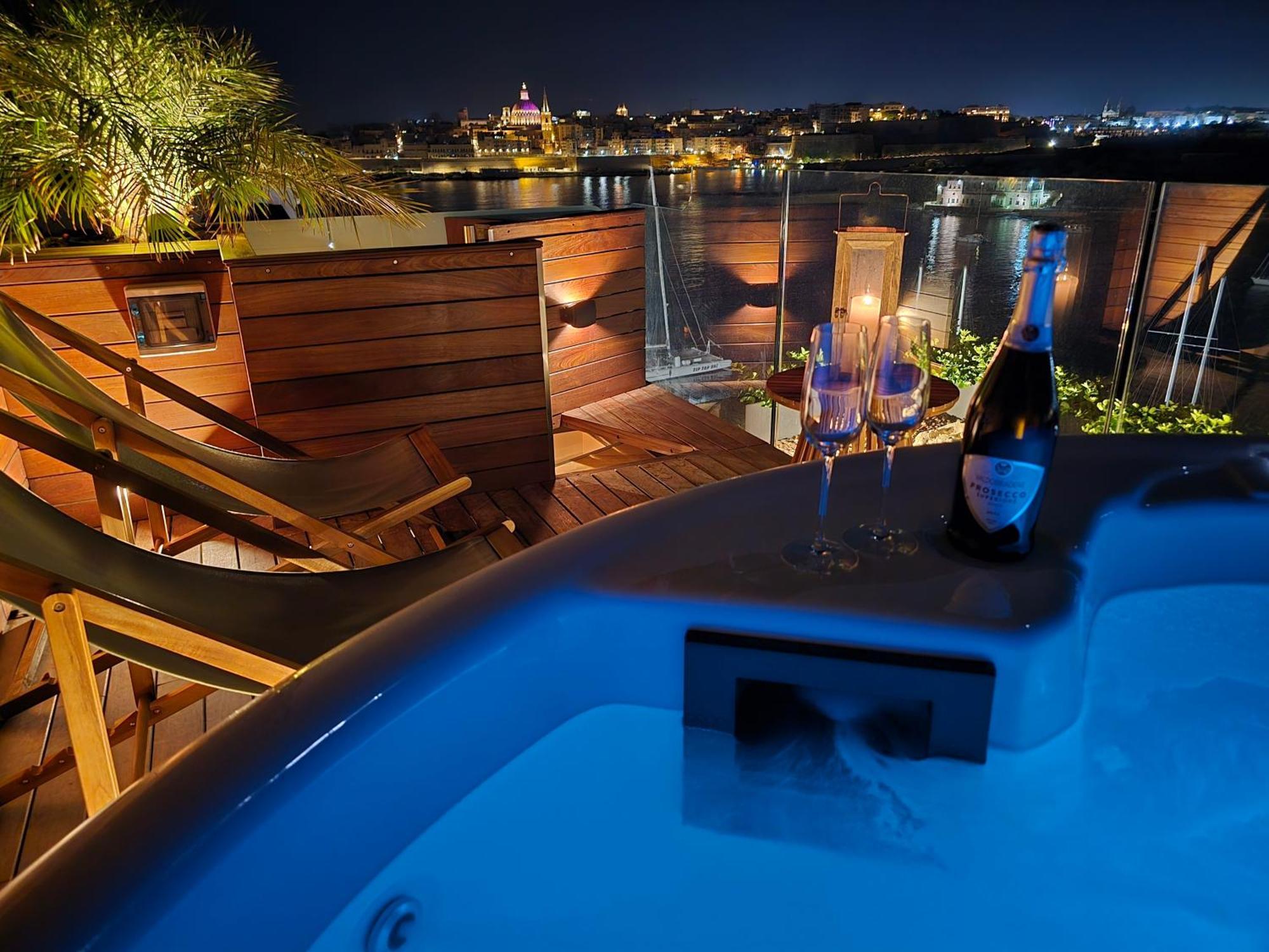Unique Seafront Triplex Penthouse With Panoramic Bedroom & Rooftop Jacuzzi Overlooking Valletta Sliema Exteriér fotografie