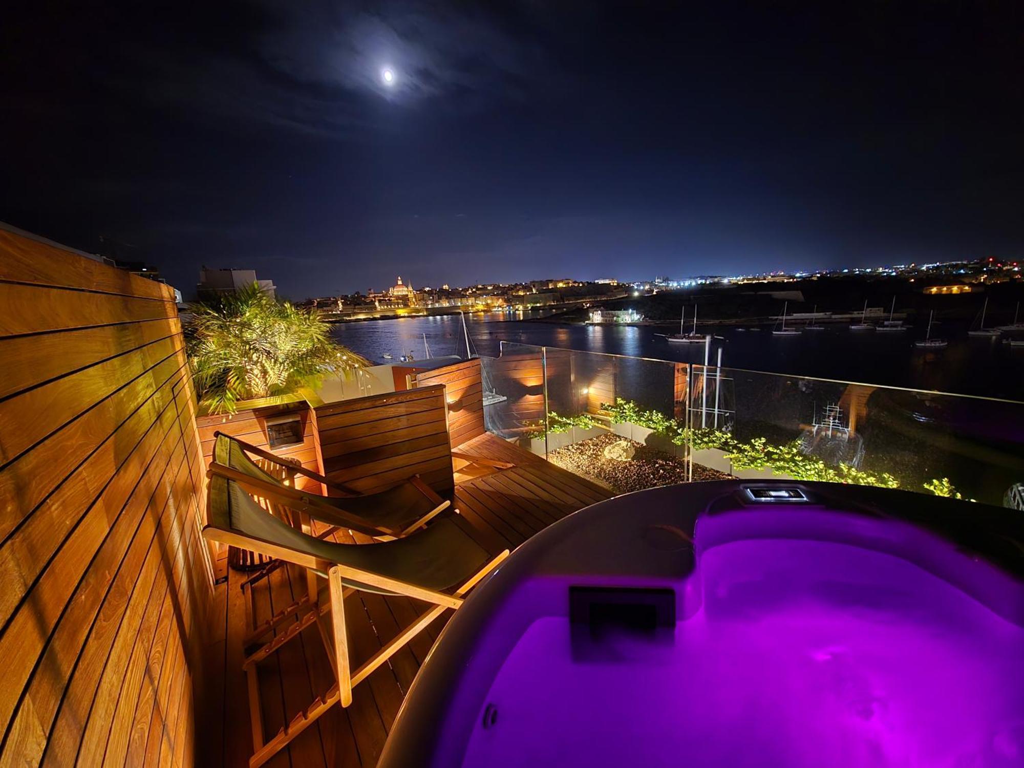 Unique Seafront Triplex Penthouse With Panoramic Bedroom & Rooftop Jacuzzi Overlooking Valletta Sliema Exteriér fotografie