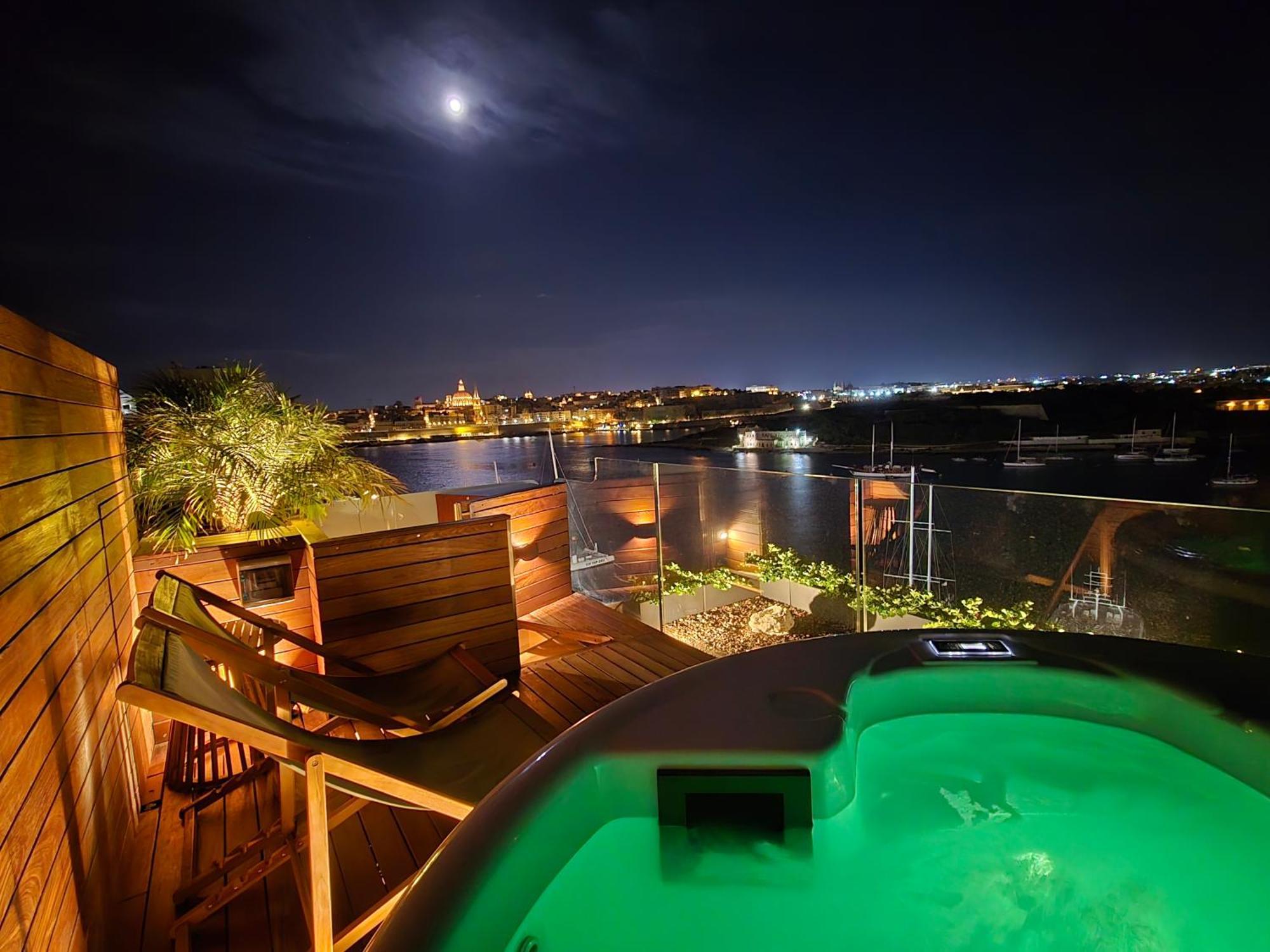 Unique Seafront Triplex Penthouse With Panoramic Bedroom & Rooftop Jacuzzi Overlooking Valletta Sliema Exteriér fotografie